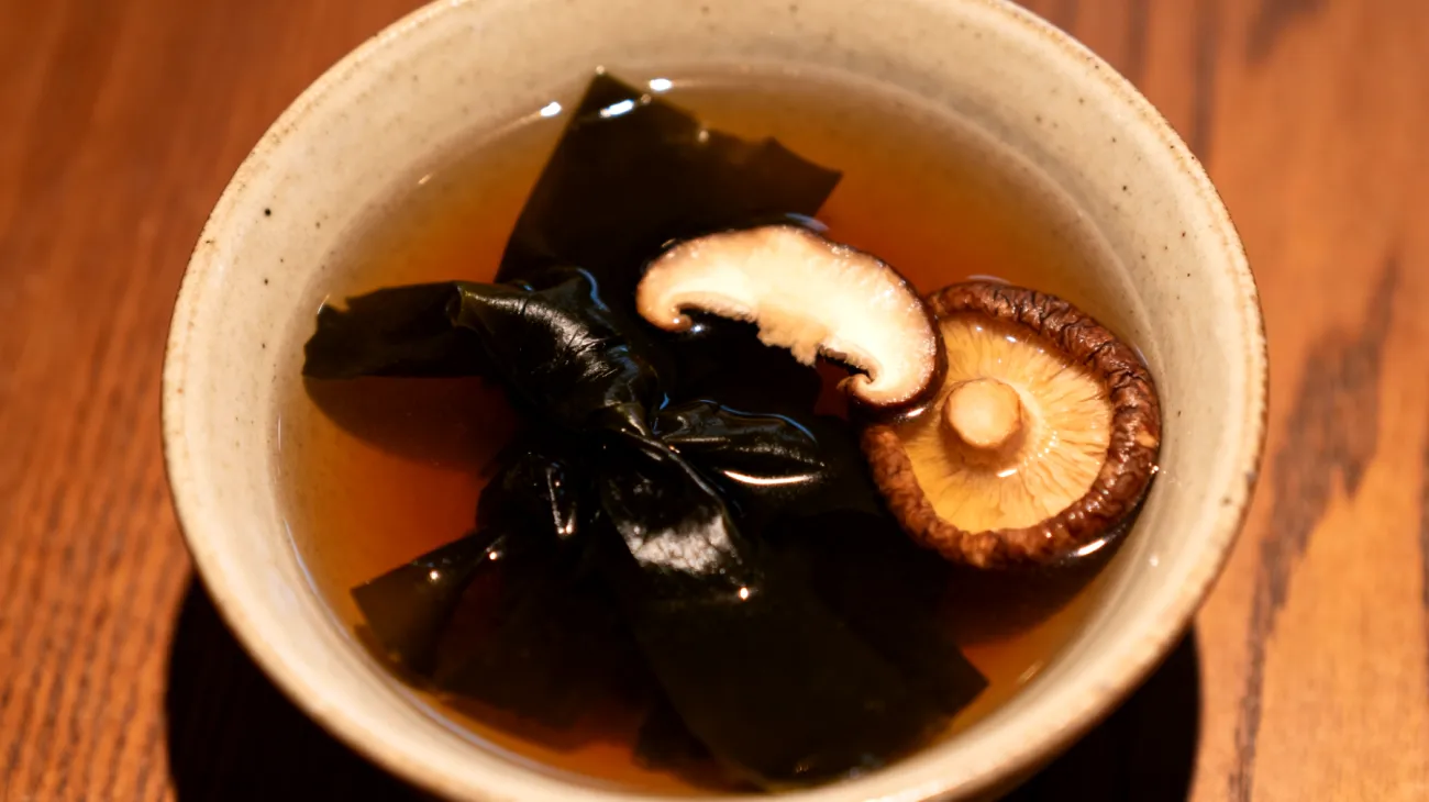 Miso-Suppe mit Wakame-Algen und Shiitake-Pilzen"